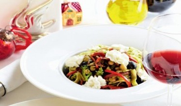 Салат из лапши с грибами и оливками