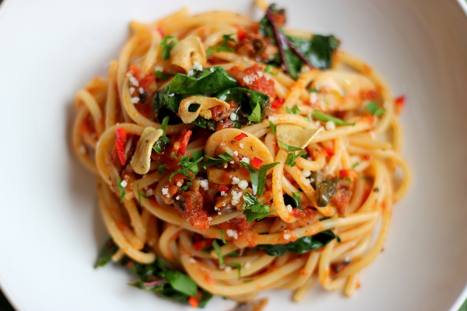 Лапша с грибами овощами. Спагетти с томатом и базиликом. Спагетти Аррабиата. Паста Аррабиата перец. Итальянская паста.